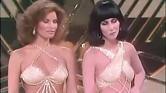 Η Cougar Raquel Welch Και Η Ξανθιά Milf Cher Σε Vintage Ψηλοτάκουνα