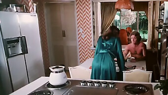 Tétons Et Seins De Milf Dans Un Film Tabou Des Années 1980