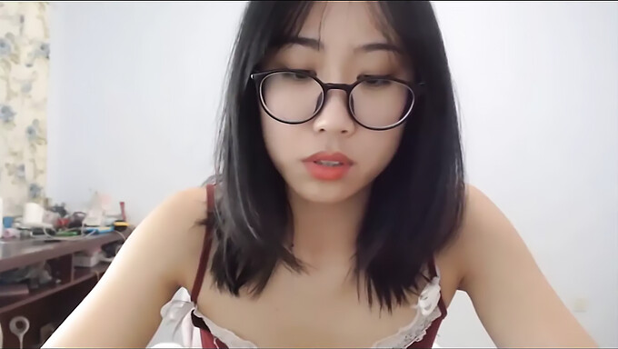 Une Fille Asiatique Avec Une Chatte Serrée Se Montre Dans Une Vidéo Exhibitionniste