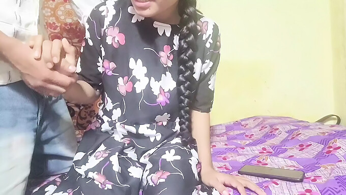 Adolescenta (18+) Bhabhi Indiană Preia Controlul