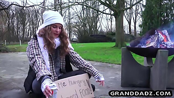 Filles Avec Des Dongs S'Amusent Avec Une Fille Chaude Et Excitée